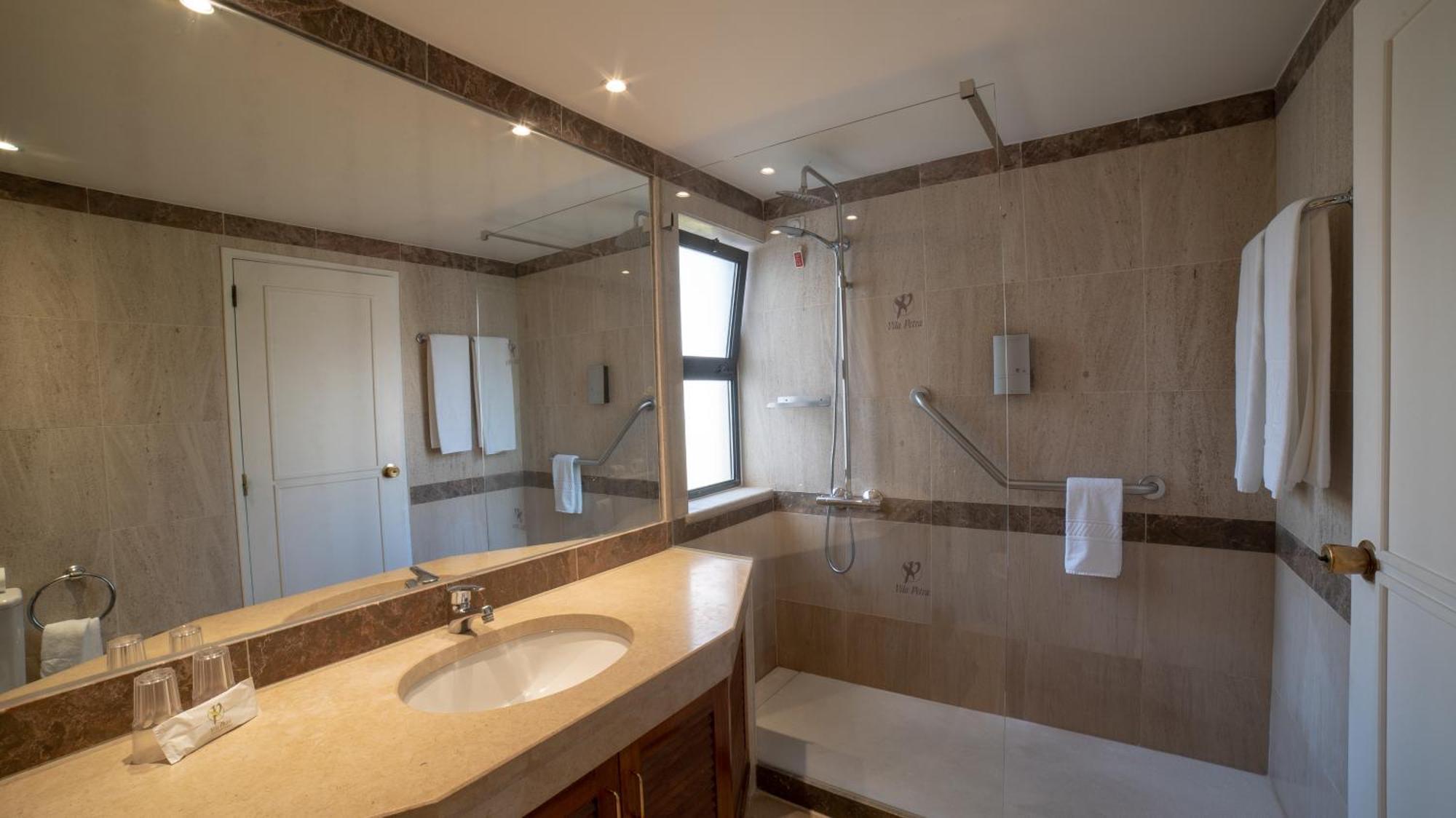 Appartamento con 2 Camere da Letto e Vista Piscina